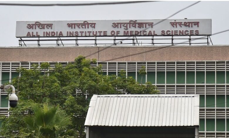 delhi aiims faculty association FAIMS demands reinstatement of doctor a k bisoiएम्स प्रोफेसर के पक्ष में उतरे फैकल्टी डॉक्टर, विरोध प्रदर्शन और सामूहिक छुट्टी पर जाने की दी चेतावनी
