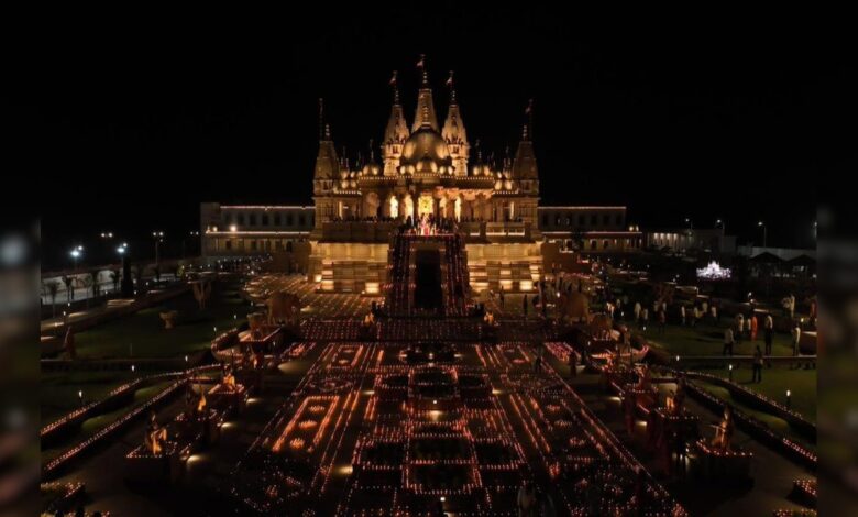 अक्षरधाम में दीपों का जादू, 11,000 रोशन दीयों से चमक उठा शहर, दूर-दूर से उमड़ी भीड़ – News18 हिंदी