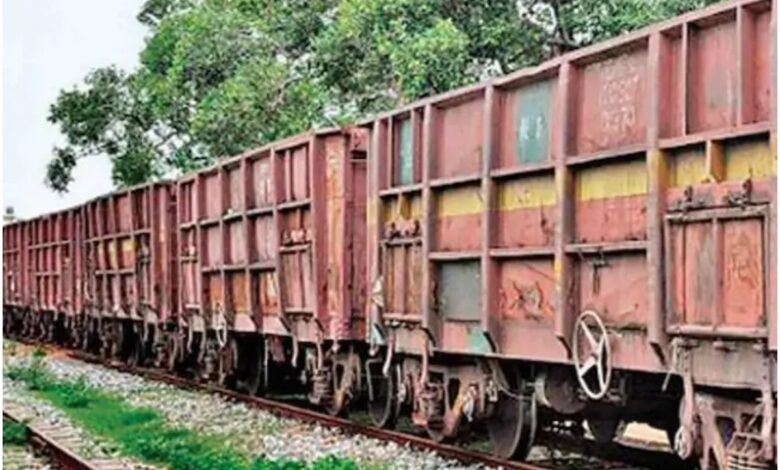 कोरोना की चुनौतियों के बीच रेलवे का माल लदान में वर्चस्व, तोड़ डाले पिछले सभी रिकॉर्ड! | Railway's dominance in freight loading amidst Corona's challenges, shattering all previous records!