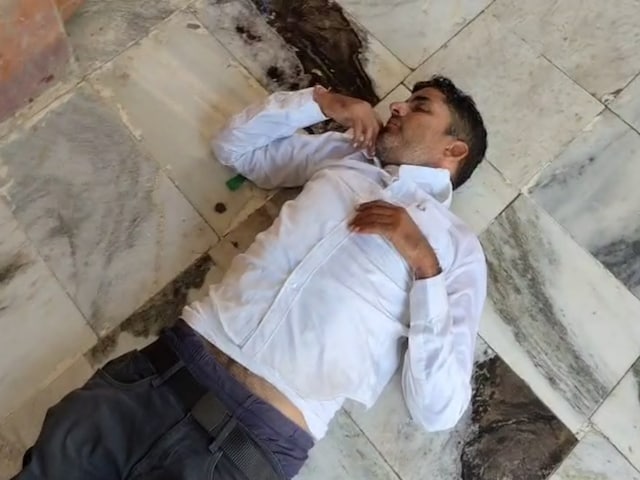 जिस देश का शिक्षक ही... क्लास छोड़ शराब पीता रहा सरकारी मास्टर, फिर बरामदे में