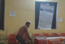 टेबल-कुर्सी-माइक तक नहीं बचे...अलवर में युवक ने रॉड से की तोड़फोड़, मंच पर मचा हंगामा, वीडियो वायरल