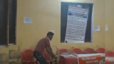 टेबल-कुर्सी-माइक तक नहीं बचे...अलवर में युवक ने रॉड से की तोड़फोड़, मंच पर मचा हंगामा, वीडियो वायरल