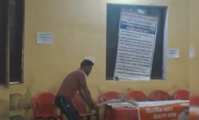 टेबल-कुर्सी-माइक तक नहीं बचे...अलवर में युवक ने रॉड से की तोड़फोड़, मंच पर मचा हंगामा, वीडियो वायरल