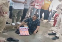 ट्रांसफर से उखड़ा SBI मैनेजर, खुद पर पेट्रोल छिड़ककर बैठ गया सड़क पर, काटने लगा बवाल