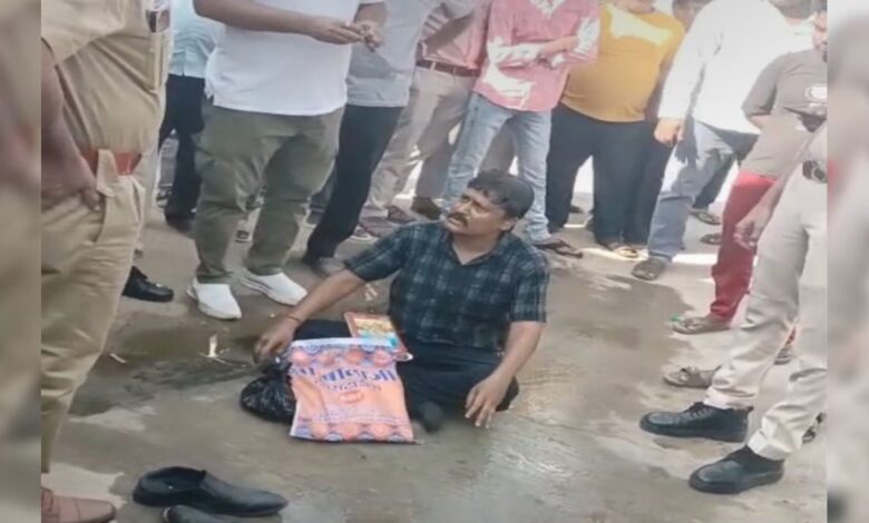 ट्रांसफर से उखड़ा SBI मैनेजर, खुद पर पेट्रोल छिड़ककर बैठ गया सड़क पर, काटने लगा बवाल
