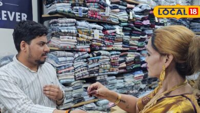 दीपावली विशेष: दीपावली पर बाड़मेर में किन्नर समाज ने बांटी खुशियां,किन्नर शगुन के रूप चूड़ी से निकाल कर देते है सिक्का