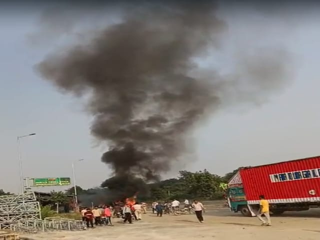 धूं-धूं कर जलता ट्रक... हाइवे पर भयानक हादसे ने मचाई दहशत, दमकल ने काबू पाया!