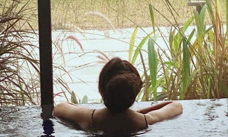 परिवार से बगावत कर बनीं एक्ट्रेस, सालों तक छिपाए रखी शादी, 49 की उम्र में 25 की दिखती हैं बॉलीवुड की बोल्ड बाला