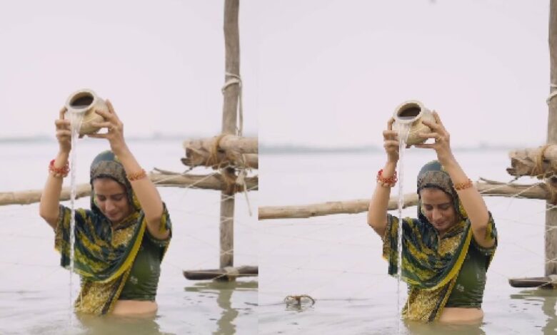 भोजपुरी इंडस्ट्री की क्वीन अक्षरा सिंह ने सूर्य को दिया अर्घ्य, पीली साड़ी में भक्ती में डूबी – News18 हिंदी