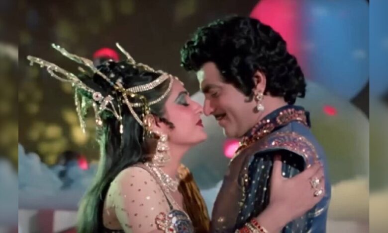 माधुरी दीक्षित ने किया जया प्रदा का गाना रीक्रिएट, आंखों से किए ऐसे इशारे, देखकर उड़ जाएंगी नौजवानों