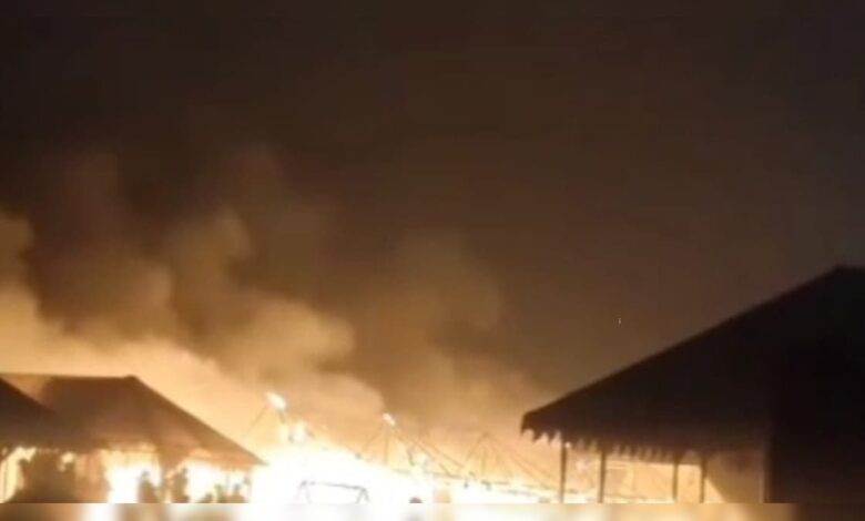 रेगिस्तान की रेत में उठीं लपटें, सम रिसोर्ट में आग से मचा हड़कंप, देखें Video