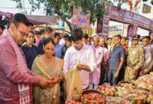 रेट तो सही करिए भाई! CM भजनलाल फलवाले से मोलभाव कर...दीवाली बाजार ठहाके से गूंज उठे लोग
