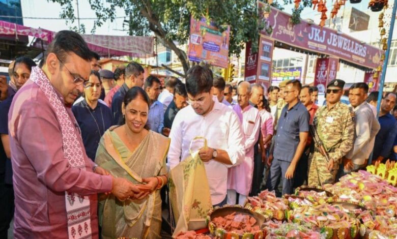 रेट तो सही करिए भाई! CM भजनलाल फलवाले से मोलभाव कर...दीवाली बाजार ठहाके से गूंज उठे लोग