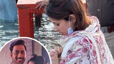 सफेद सूट, मुंह पर मास्‍क... हरिद्वार पहुंची एमएस धोनी की वाइफ हर की पौड़ी पर साक्षी ने किया पवित्र स्‍नान