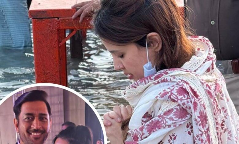 सफेद सूट, मुंह पर मास्‍क... हरिद्वार पहुंची एमएस धोनी की वाइफ हर की पौड़ी पर साक्षी ने किया पवित्र स्‍नान