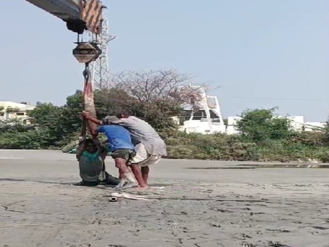 सुरक्षा नियमों की अनदेखी से युवक मार्बल स्लरी में फंसा