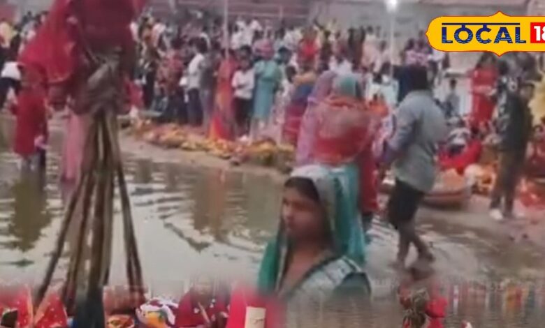 सूर्यनगरी में छठ का अद्भुत नजारा! सैकड़ों सुहागिनों ने तालाबों में उतरकर सूर्यदेव को अर्घ्य देकर मांगी मन्नत