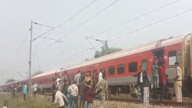 दिल्ली-जयपुर गरीब रथ में अचानक उठा धुआं... यात्रियों में हड़कंप, बीच रास्ते रोकी गई ट्रेन!