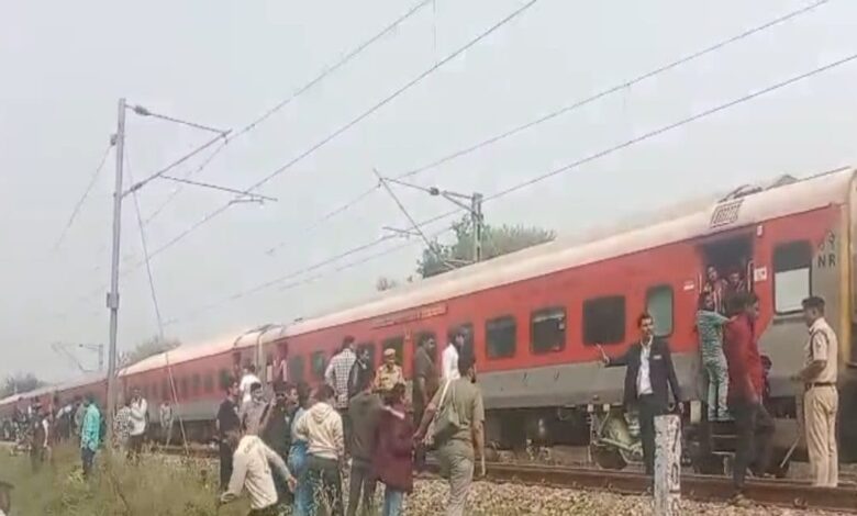दिल्ली-जयपुर गरीब रथ में अचानक उठा धुआं... यात्रियों में हड़कंप, बीच रास्ते रोकी गई ट्रेन!