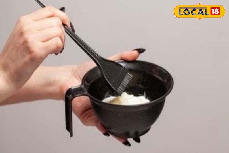 हेयर मास्क बनाने की विधि एक बाउल में 2 चम्मच नारियल तेल और 1 चम्मच ऑलिव ऑयल लें। इसमें एक अंडे की सफेदी, 1 चम्मच शहद और 2 चम्मच दही मिलाएं। सभी सामग्रियों को अच्छी तरह मिलाकर गाढ़ा पेस्ट तैयार कर लें।