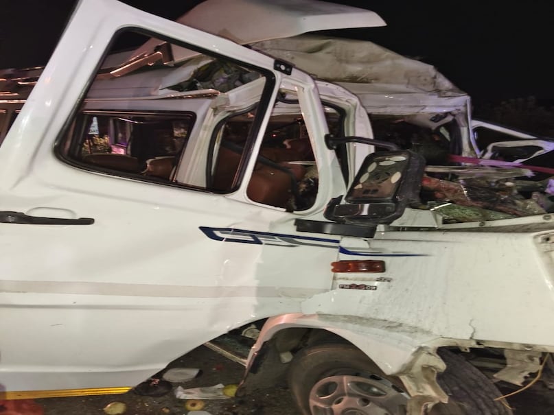 यहां जोधपुर के सूरसागर से बीकानेर के कोलायत दर्शन कर लौट रहे श्रद्धालुओं की बस सड़क पर खड़े एक ट्रेलर में जा घुसी. टक्कर इतनी जोरदार थी कि बस के परखच्चे उड़ गए. हादसे में 18 लोगों की मौके पर ही मौत हो गई, जबकि कई लोग गंभीर रूप से घायल हो गए. बस में फंसे लोगों को भी बाहर निकाला गया. यहां जोधपुर के सूरसागर से बीकानेर के कोलायत दर्शन कर लौट रहे श्रद्धालुओं की बस सड़क पर खड़े एक ट्रेलर में जा घुसी. टक्कर इतनी जोरदार थी कि बस के परखच्चे उड़ गए. हादसे में 18 लोगों की मौके पर ही मौत हो गई, जबकि कई लोग गंभीर रूप से घायल हो गए. बस में फंसे लोगों को भी बाहर निकाला गया.