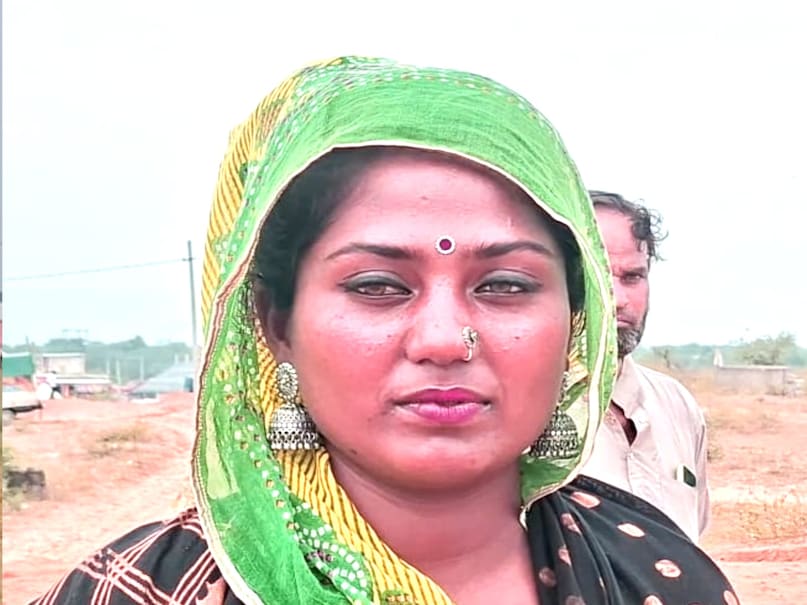 Ajmer News, Pushkar Monalisa, Kalbelia dancer Suman, Pushkar Fair 2025, Ajmer viral girl, Suman who went viral on social media, Suman with intoxicating eyes, Rajasthan Monalisa, Suman of the sandy dunes, sensation of Pushkar Fair, Rajasthan's folk culture, अजमेर न्यूज, पुष्कर की मोनालिसा, कालबेलिया डांसर सुमन, पुष्कर मेला 2025, अजमेर की वायरल गर्ल, सोशल मीडिया पर वायरल सुमन, नशीली आंखों वाली सुमन, राजस्थान की मोनालिसा, रेतीले धोरों की सुमन, पुष्कर मेले की सनसनी, राजस्थान की लोक संस्कृति