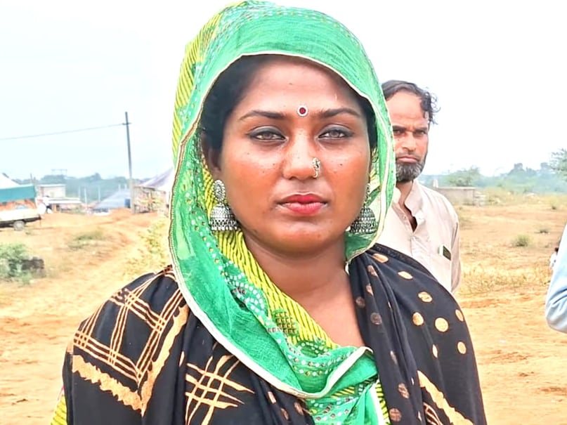 Ajmer News, Pushkar Monalisa, Kalbelia dancer Suman, Pushkar Fair 2025, Ajmer viral girl, Suman who went viral on social media, Suman with intoxicating eyes, Rajasthan Monalisa, Suman of the sandy dunes, sensation of Pushkar Fair, Rajasthan's folk culture, अजमेर न्यूज, पुष्कर की मोनालिसा, कालबेलिया डांसर सुमन, पुष्कर मेला 2025, अजमेर की वायरल गर्ल, सोशल मीडिया पर वायरल सुमन, नशीली आंखों वाली सुमन, राजस्थान की मोनालिसा, रेतीले धोरों की सुमन, पुष्कर मेले की सनसनी, राजस्थान की लोक संस्कृति