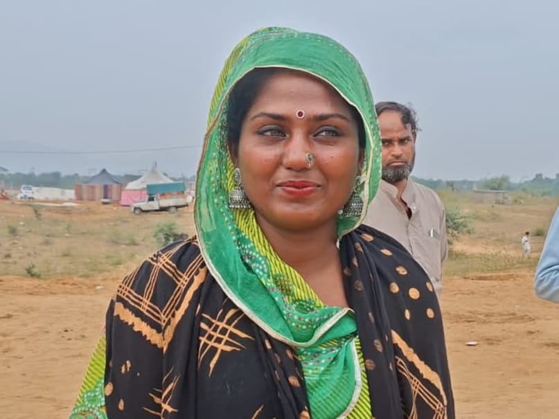 Ajmer News, Pushkar Monalisa, Kalbelia dancer Suman, Pushkar Fair 2025, Ajmer viral girl, Suman who went viral on social media, Suman with intoxicating eyes, Rajasthan Monalisa, Suman of the sandy dunes, sensation of Pushkar Fair, Rajasthan's folk culture, अजमेर न्यूज, पुष्कर की मोनालिसा, कालबेलिया डांसर सुमन, पुष्कर मेला 2025, अजमेर की वायरल गर्ल, सोशल मीडिया पर वायरल सुमन, नशीली आंखों वाली सुमन, राजस्थान की मोनालिसा, रेतीले धोरों की सुमन, पुष्कर मेले की सनसनी, राजस्थान की लोक संस्कृति