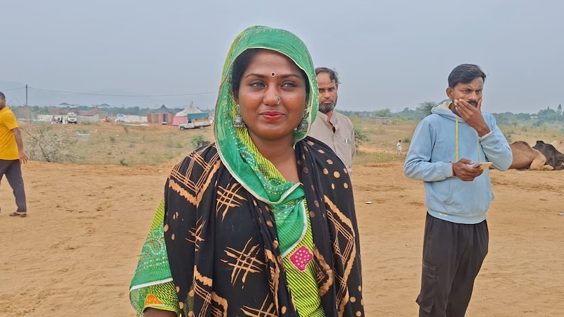 Ajmer News, Pushkar Monalisa, Kalbelia dancer Suman, Pushkar Fair 2025, Ajmer viral girl, Suman who went viral on social media, Suman with intoxicating eyes, Rajasthan Monalisa, Suman of the sandy dunes, sensation of Pushkar Fair, Rajasthan's folk culture, अजमेर न्यूज, पुष्कर की मोनालिसा, कालबेलिया डांसर सुमन, पुष्कर मेला 2025, अजमेर की वायरल गर्ल, सोशल मीडिया पर वायरल सुमन, नशीली आंखों वाली सुमन, राजस्थान की मोनालिसा, रेतीले धोरों की सुमन, पुष्कर मेले की सनसनी, राजस्थान की लोक संस्कृति