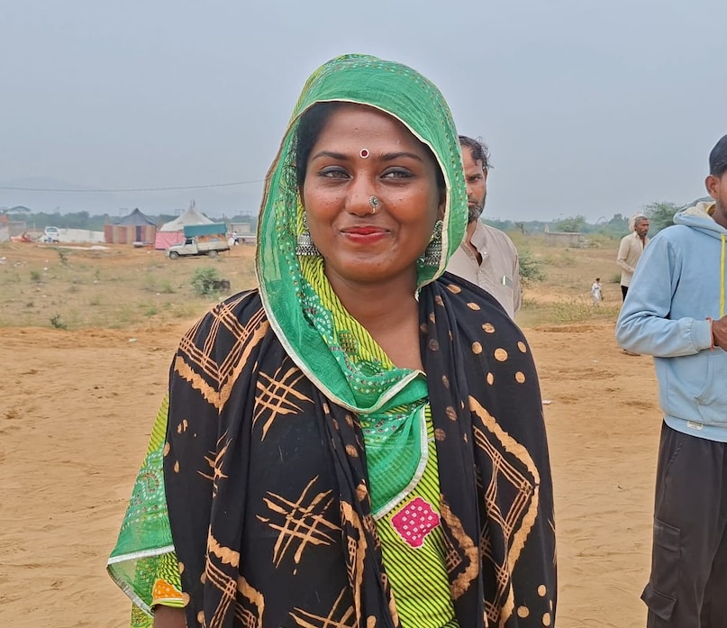 Ajmer News, Pushkar Monalisa, Kalbelia dancer Suman, Pushkar Fair 2025, Ajmer viral girl, Suman who went viral on social media, Suman with intoxicating eyes, Rajasthan Monalisa, Suman of the sandy dunes, sensation of Pushkar Fair, Rajasthan's folk culture, अजमेर न्यूज, पुष्कर की मोनालिसा, कालबेलिया डांसर सुमन, पुष्कर मेला 2025, अजमेर की वायरल गर्ल, सोशल मीडिया पर वायरल सुमन, नशीली आंखों वाली सुमन, राजस्थान की मोनालिसा, रेतीले धोरों की सुमन, पुष्कर मेले की सनसनी, राजस्थान की लोक संस्कृति