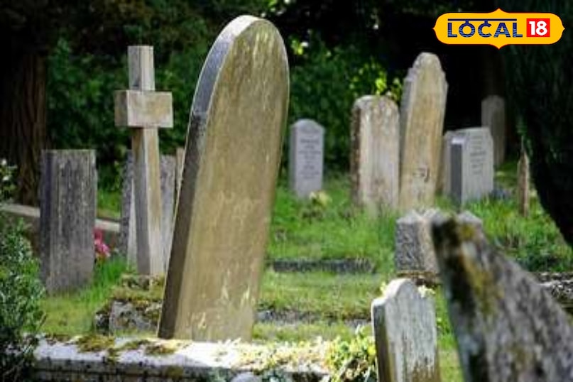 बंजारा हिल्स का रहस्यमयी कब्रिस्तान Road No.12 बंजारा हिल्स कभी घने जंगलों और निज़ामों के शिकारगाह के लिए मशहूर था। आज यह इलाका अपने भूतिया कब्रिस्तान, खासकर सड़क नंबर 12 पर स्थित, के लिए कुख्यात है। स्थानीय लोगों का दावा है कि यहाँ कई डरावनी घटनाएँ घट चुकी हैं जो इस जगह को हैदराबाद की सबसे रहस्यमयी और डरावनी जगह बनाती हैं। रात के अँधेरे में यहाँ आवाज़ें और परछाइयाँ देखने को मिलती हैं।