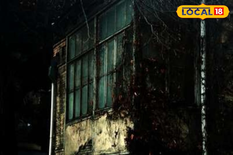 डेढ़ लाख घर: जहाँ मालिक कभी रहा ही नहीं लगभग 40 साल पहले लगभग डेढ़ लाख रुपये की लागत से बने इस मकान को इसीलिए डेढ़ लाख घर कहा जाता है। किंवदंती है कि लक्ष्मण नाम के मालिक ने इसे बनवाया तो था लेकिन खुद कभी रहा नहीं। इसके बाद से ही इस विशाल कोठी में अलौकिक हलचलों की इतनी चर्चा हुई कि अंततः हैदराबाद नगर निगम ने इसे ध्वस्त करने का फैसला कर लिया। यह घर अपनी डरावनी सुनसानी और अनकही दास्तानों के लिए मशहूर रहा।