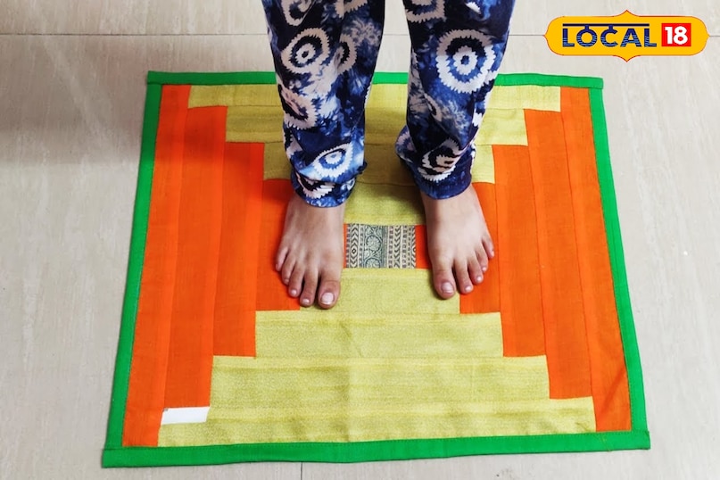 पुराने कपड़ों से बनाएं स्टाइलिश डोर मैट पुराने कपड़ों को फेंके नहीं, बल्कि उनकी पट्टियां बुनकर एक रंगीन और नरम डोर मैट तैयार करें। इस हैण्डमेड मैट को घर के मुख्य दरवाजे या बाथरूम के सामने रखें। इससे कमरे को एक नया और आरामदायक लुक मिलेगा। पुराने कपड़ों से बनाएं स्टाइलिश डोर मैट पुराने कपड़ों को फेंके नहीं, बल्कि उनकी पट्टियां बुनकर एक रंगीन और नरम डोर मैट तैयार करें। इस हैण्डमेड मैट को घर के मुख्य दरवाजे या बाथरूम के सामने रखें। इससे कमरे को एक नया और आरामदायक लुक मिलेगा।