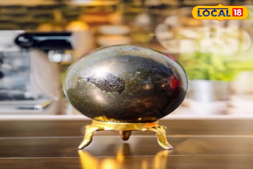 पिरिट क्रिस्टल बॉल यह एक ऐसा पत्थर है जो सोने की तरह चमकता है। इसे मूर्खों का सोना भी कहते हैं, लेकिन यह धन लाने वाला माना जाता है। इसे रखने से पैसा आकर्षित होता है, कारोबार बढ़ता है, आत्मविश्वास बढ़ता है और फैसला लेने की शक्ति मजबूत होती है। इसे ऑफिस की मेज पर दुकान के कैश काउंटर पर या घर के उत्तर दिशा में रख सकते हैं।