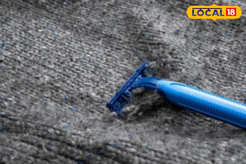 शेविंग रेजर से सफाई रोएं हटाने का यह सबसे आसान और प्रभावी तरीका है। कपड़े को किसी समतल सतह पर बिछाकर हल्के हाथों से शेविंग रेजर चलाएँ। ब्लेड रोएं को आसानी से हटा देगा। हालाँकि ध्यान रहे कि ज़्यादा दबाव न डालें वरना कपड़ा खराब हो सकता है। शेविंग रेजर से सफाई रोएं हटाने का यह सबसे आसान और प्रभावी तरीका है। कपड़े को किसी समतल सतह पर बिछाकर हल्के हाथों से शेविंग रेजर चलाएँ। ब्लेड रोएं को आसानी से हटा देगा। हालाँकि ध्यान रहे कि ज़्यादा दबाव न डालें वरना कपड़ा खराब हो सकता है।