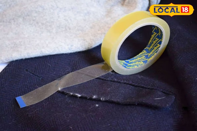 टेप का इस्तेमाल यह तरीका सस्ता और बेहद असरदार है। कपड़े के रोएं वाले हिस्से पर मजबूत चिपकने वाला टेप लगाएं और तेज़ी से खींचें। टेप के साथ सारे रोएं चिपक कर अलग हो जाएंगे। टेप का इस्तेमाल यह तरीका सस्ता और बेहद असरदार है। कपड़े के रोएं वाले हिस्से पर मजबूत चिपकने वाला टेप लगाएं और तेज़ी से खींचें। टेप के साथ सारे रोएं चिपक कर अलग हो जाएंगे।