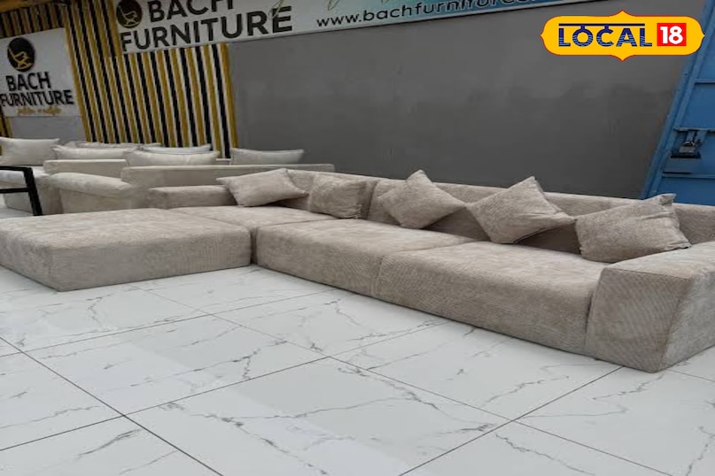 द लो-प्रोफाइल सोफा जैसा कि नाम से ही स्पष्ट है इस सोफे की ऊंचाई कम होती है, इसकी आर्मरेस्ट और बैक फ्लैट और क्लीन लाइन्स में होती हैं। यह डिजाइन मिनिमलिज्म को सेलिब्रेट करता है। लो-प्रोफाइल डिजाइन छत को ऊंचा और कमरे को अधिक खुला हुआ दिखाता है। द लो-प्रोफाइल सोफा जैसा कि नाम से ही स्पष्ट है इस सोफे की ऊंचाई कम होती है, इसकी आर्मरेस्ट और बैक फ्लैट और क्लीन लाइन्स में होती हैं। यह डिजाइन मिनिमलिज्म को सेलिब्रेट करता है। लो-प्रोफाइल डिजाइन छत को ऊंचा और कमरे को अधिक खुला हुआ दिखाता है।