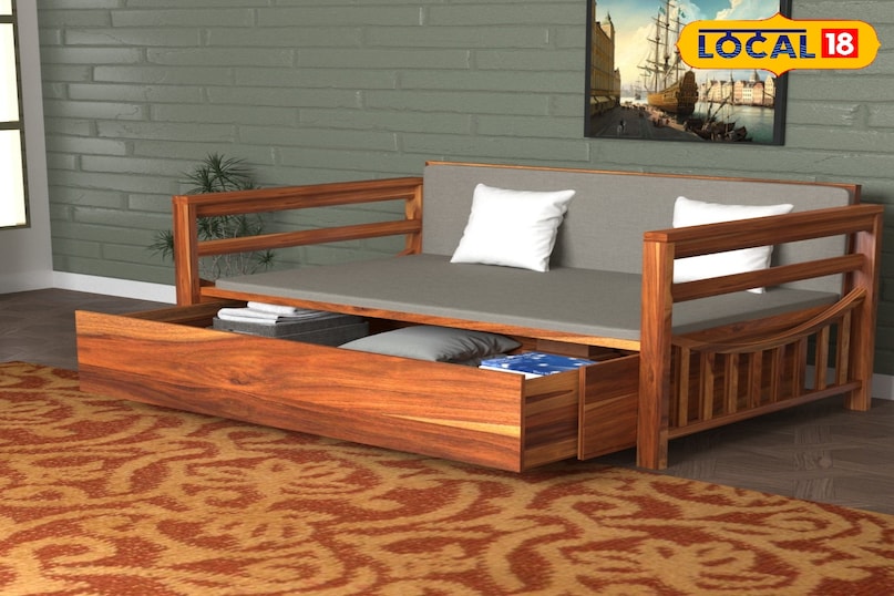 द कैप्टन्स कोच या डेबेड कैप्टन्स कोच या डेबेड एक ऐसा सोफा है जिसके एक साइड बैठने की जगह को लंबा करके एक ऐसी जगह बनाई गई होती है जहां आप पैर फैलाकर आराम से लेट सकते हैं। यह अल्टीमेट कम्फर्ट और आराम का प्रतीक है। यह मॉडर्न लाइफस्टाइल की डिमांड है काम के बाद पूरी तरह से आराम करने का स्पेस। द कैप्टन्स कोच या डेबेड कैप्टन्स कोच या डेबेड एक ऐसा सोफा है जिसके एक साइड बैठने की जगह को लंबा करके एक ऐसी जगह बनाई गई होती है जहां आप पैर फैलाकर आराम से लेट सकते हैं। यह अल्टीमेट कम्फर्ट और आराम का प्रतीक है। यह मॉडर्न लाइफस्टाइल की डिमांड है काम के बाद पूरी तरह से आराम करने का स्पेस।