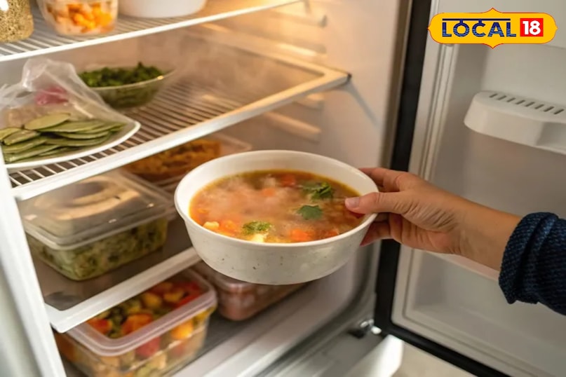 गर्म चीजें तुरंत फ्रिज में न रखें सर्दियों में अक्सर हम गर्मागर्म खाना या चाय-कॉफी बनाते हैं। कई बार बचा हुआ गर्म खाना हम बिना ठंडा हुए ही फ्रिज में रख देते हैं। यह आदत फ्रिज के लिए नुकसानदायक है। गर्म बर्तन रखने से फ्रिज के अंदर का तापमान अचानक बढ़ जाता है जिससे बिजली की खपत भी ज्यादा होती है और फ्रिज के कंप्रेसर पर अतिरिक्त दबाव पड़ता है। इससे फ्रिज में रखी दूसरी चीजों के खराब होने का भी खतरा रहता है।