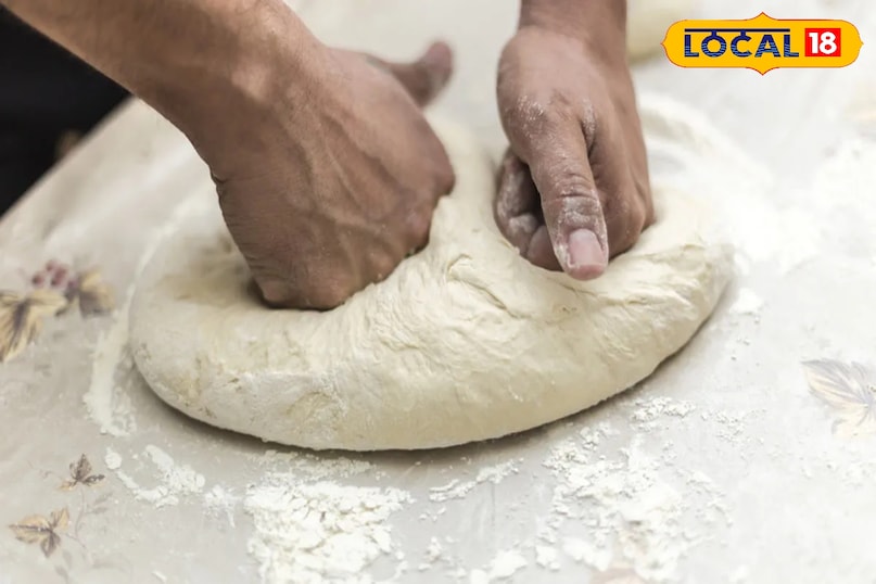 गर्म पानी से गूंधें आटा गूंधने के लिए गर्म पानी या दूध का इस्तेमाल करें आटा गूंथने के बाद, उसे गीले कपड़े से ढककर कम से कम 15-20 मिनट के लिए रख दें। आराम देने से उसमें ग्लूटेन बनता है, जिससे चपातियाँ मुलायम बनती हैं। इसके अलावा आराम देने के बाद आटे को बेलना भी आसान हो जाता है।