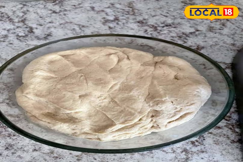 आटे को आराम दें आटे में एक चम्मच तेल या घी डालें। आटे में तेल या घी डालने से कमाल का असर होता है। यह आटे को नम रखता है और चपातियों को सूखने से बचाता है। एक या दो चम्मच तेल एक आटे के लिए काफ़ी है।