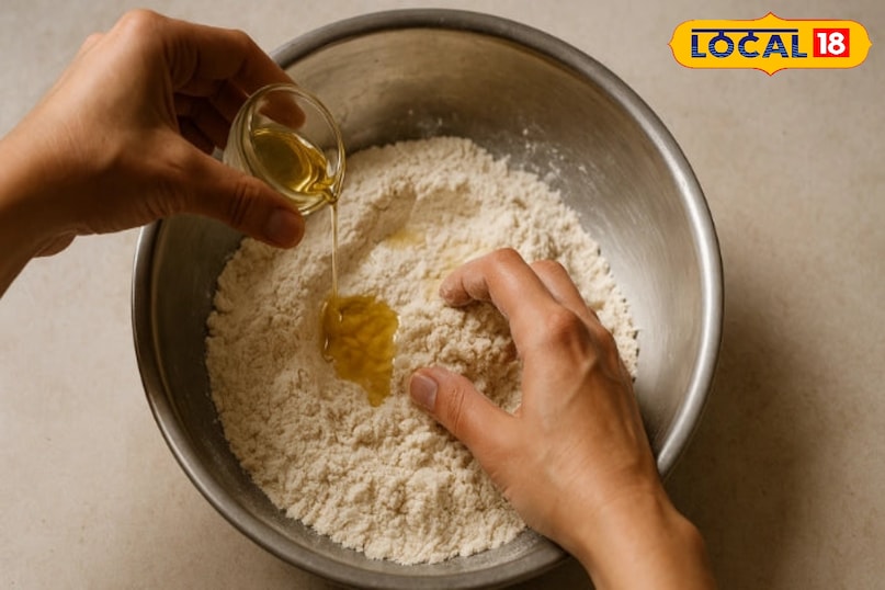 आटे में डालें तेल या घी आटा गूंधते समय ठंडे पानी की बजाय गर्म पानी या दूध का इस्तेमाल करने की सलाह दी जाती है। इससे आटा मुलायम और आसानी से फैलने वाला बनता है। दूध आटे में एक अच्छा स्वाद भी लाता है और चपातियों को लंबे समय तक नम बनाए रखता है।