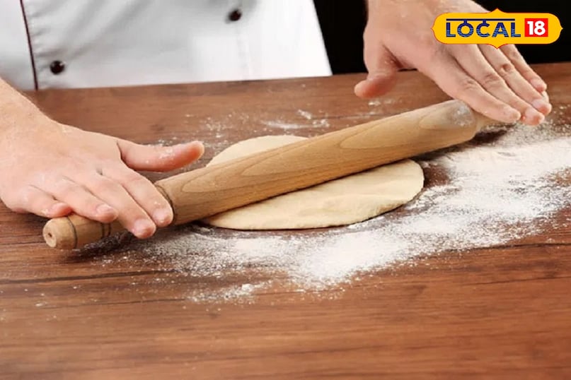 समान रूप से और धीरे से बेलें आपको चपातियों को बेलन पर बहुत ज़ोर लगाकर नहीं बेलना चाहिए। ज़्यादा दबाव या असमानता से कुछ हिस्से सख्त हो सकते हैं जबकि बाकी हिस्से चबाने में मुश्किल रह सकते हैं। एक समान पतली चपातियाँ पाने के लिए उन्हें धीरे से बेलें।