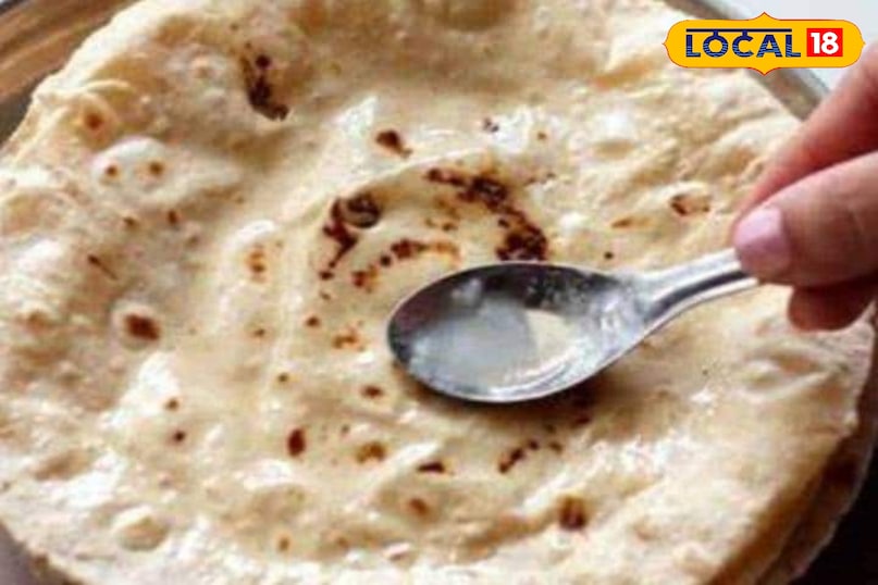 पकाने के तुरंत बाद घी का इस्तेमाल करें चपाती पकाने के तुरंत बाद उस पर घी या मक्खन की एक पतली परत लगाएँ। इससे चपाती अपनी नमी बरकरार रखती है और मुलायम व स्वादिष्ट बनती है। इसके अलावा चपाती में थोड़ी चमक और घी का अच्छा स्वाद भी आएगा।