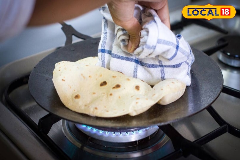 मध्यम आँच पर पकाएँ अगर चपातियाँ बहुत तेज़ आँच पर पकाई जाएँ तो वे बाहर से जल्दी भूरी और अंदर से कच्ची हो सकती हैं। चपातियों को फूलने और अंदर से नरम रखने के लिए मध्यम आँच सही है। चपातियों को तभी पलटें जब आपको उनमें कुछ छोटे बुलबुले दिखाई दें और उन्हें ज़्यादा न पकाएँ।