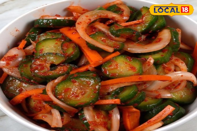 अब एक अलग बाउल में लाल मिर्च फ्लेक्स, कुटा हुआ लहसुन, अदरक, चीनी, सिरका, सोया सॉस और तिल डालकर एक पेस्ट तैयार करें। इस पेस्ट में खीरे के टुकड़ों और हरे प्याज को डालकर अच्छी तरह मिलाएं ताकि सारे मसाले खीरों पर समान रूप से लग जाएं। तैयार मिश्रण को एक साफ और सूखे ग्लास जार में भरें। आप चाहें तो इसे तुरंत खा सकते हैं या फिर ज्यादा स्वाद के लिए 1 से 2 घंटे फ्रिज में रख सकते हैं