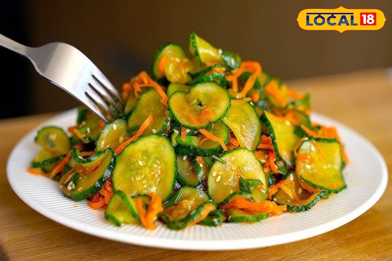 क्या खीरा किमची को फर्मेंट करना जरूरी है खीरा किमची को ज्यादा फर्मेंट करने की आवश्यकता नहीं होती। हालाँकि अगर आप इसमें हल्का खट्टापन और गहरा स्वाद चाहते हैं तो इसे 12–24 घंटे के लिए कमरे के तापमान पर रख सकते हैं। इसके बाद इसे फ्रिज में स्टोर करके कुछ दिनों तक इस्तेमाल कर सकते हैं।