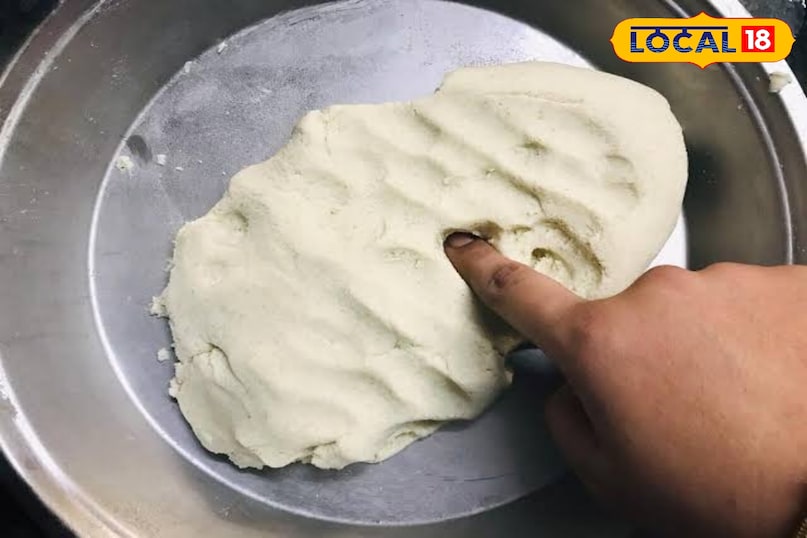 एक बड़े कटोरे में आटा लें। इसमें उबली हुई सब्जियां, उबला आलू, मटर, बारीक कटा प्याज, हरी मिर्च और अदरक डालें। अब सभी सामग्री को अच्छी तरह मैश कर लें, ताकि सब्जियां आटे में अच्छी तरह मिल जाएं। इसमें नमक, लाल मिर्च पाउडर, जीरा और अजवायन डालकर मिलाएं। जरूरत के अनुसार थोड़ा-थोड़ा पानी डालते हुए नरम आटा गूंध लें