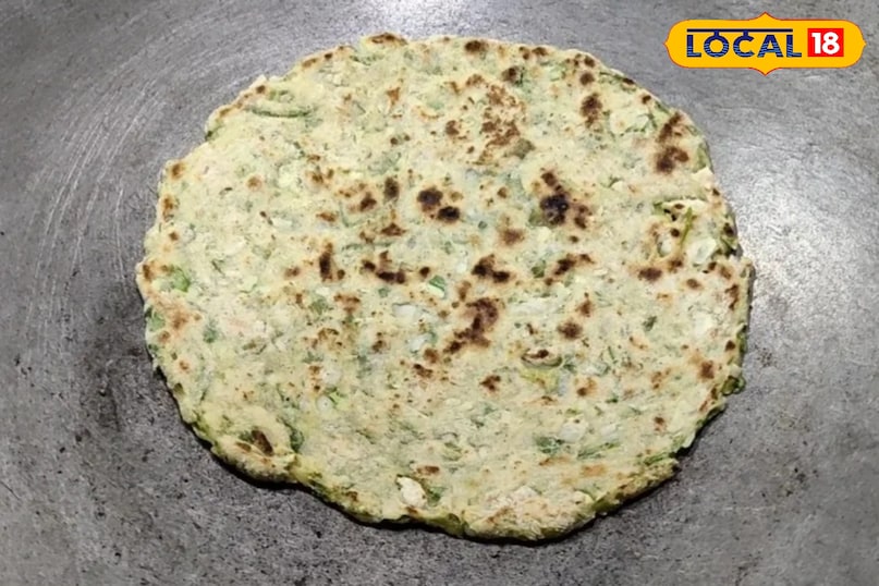 अब एक नॉन-स्टिक तवा को मध्यम आंच पर गर्म करें और हल्का सा तेल फैला दें। गूंथे हुए आटे से छोटी-छोटी लोइयां बनाएं और उन्हें बेलकर पराठे का आकार दें पराठे को तवे पर डालकर दोनों तरफ से अच्छी तरह सेंक लें। दोनों तरफ हल्का तेल लगाकर कुरकुरा होने तक सेकें। 