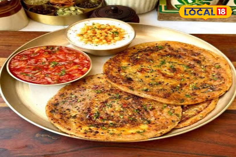 गर्मागर्म मिक्स वेज पराठा तैयार है इसे मक्खन, दही या अचार के साथ परोसें और ढाबे जैसे स्वाद का आनंद लें। यह ठंड के दिनों खूब खाया जाता है आप अपने बच्चों को टिफिन या खुद ऑफिस ले जा सकते है 